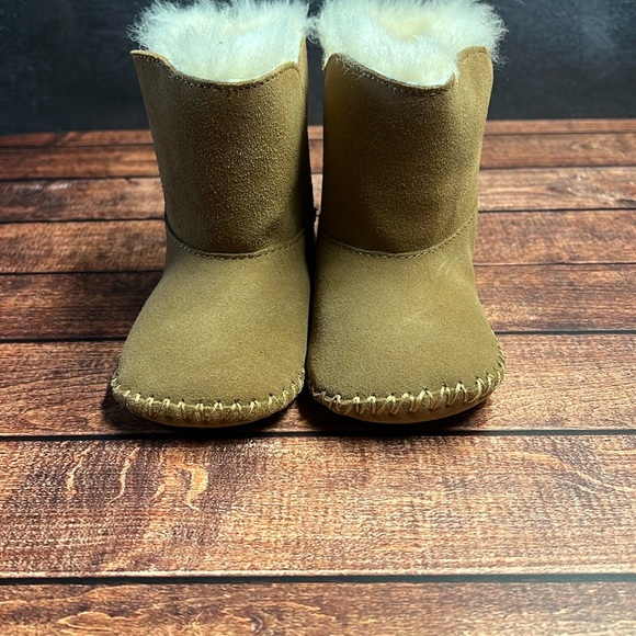 UGG Classic Brown Boots - Picture 1 of 6